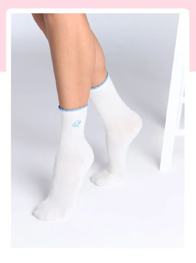 Flower embroidered cotton ankle socks