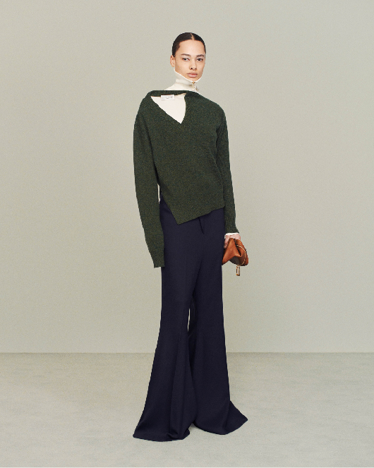Women in dark blue wide leg trousers 