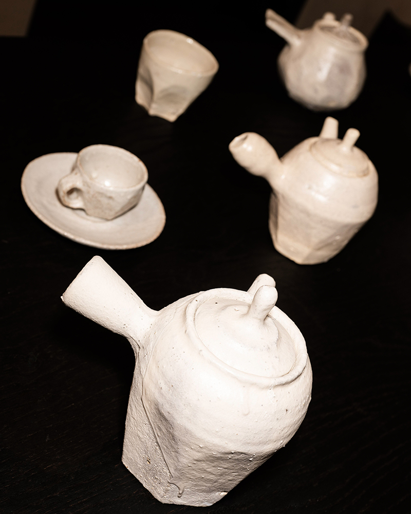 Akiko hirai kohiki long plain teapot in white