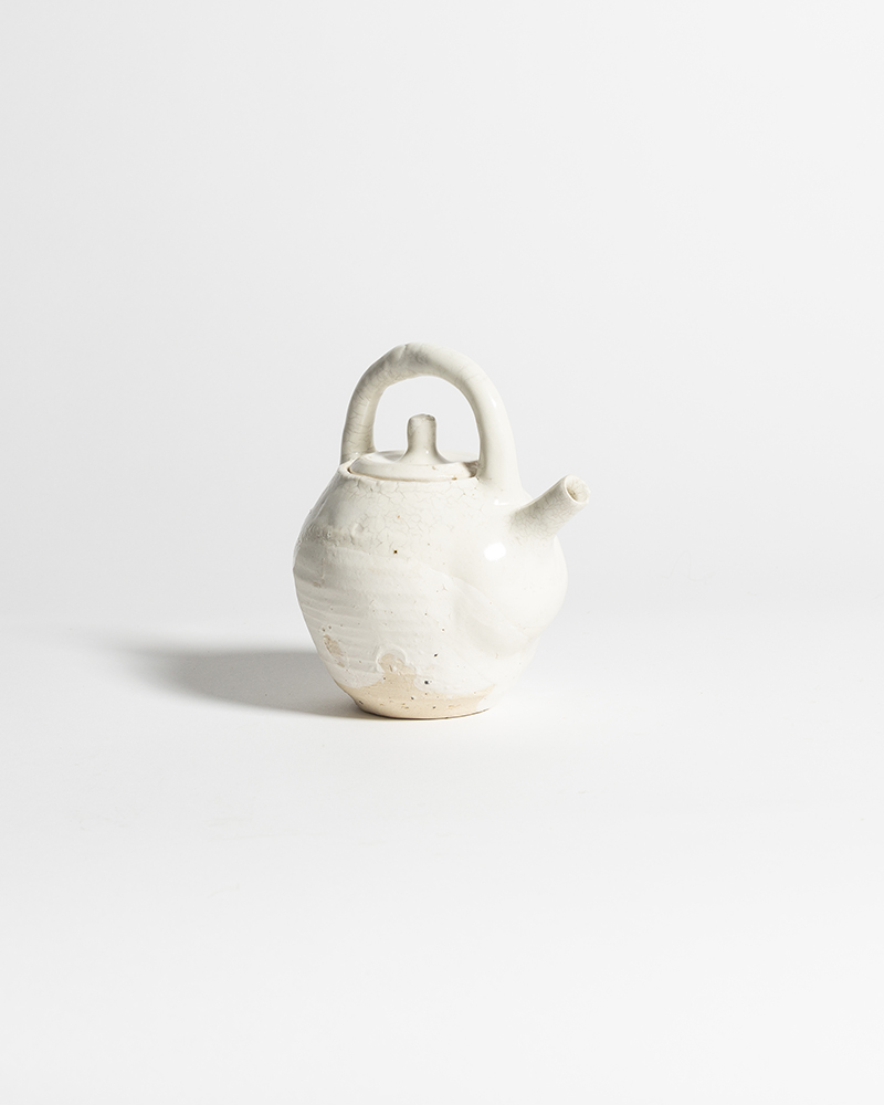 Akiko hirai plain round teapot in white