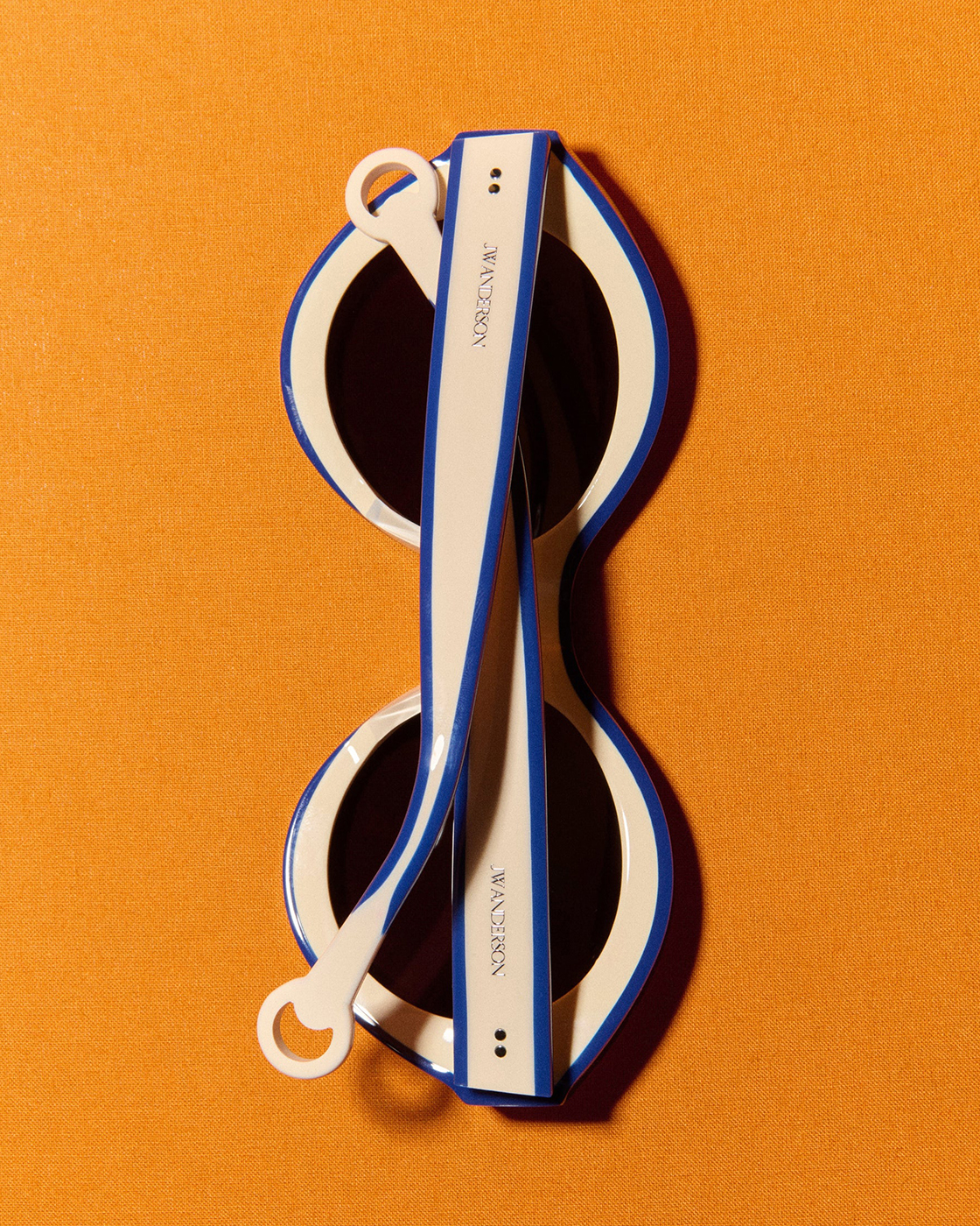Jwa07 bumper sunglasses in white & blue