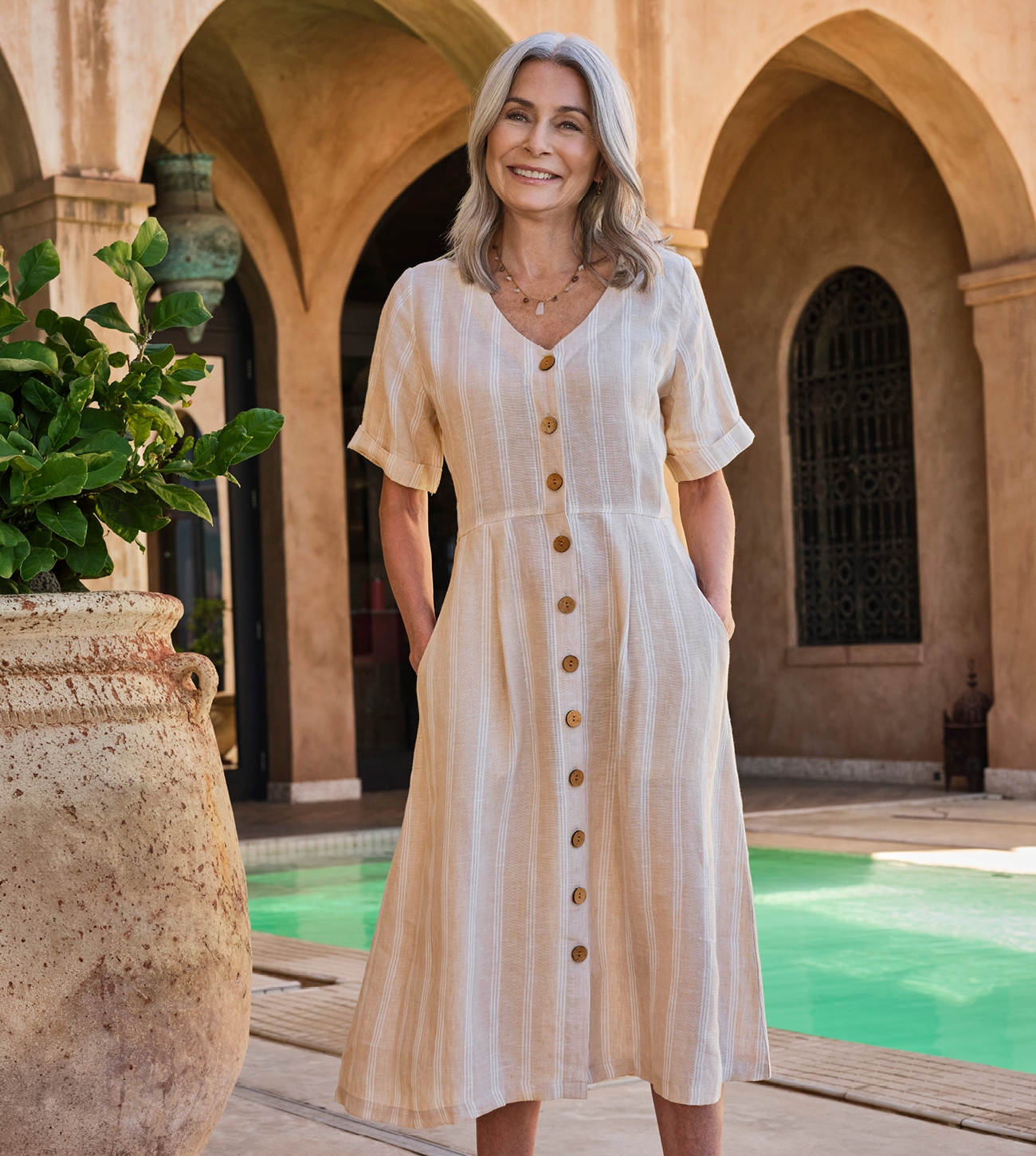 Robe boutonnée en lin à col en V - Femme