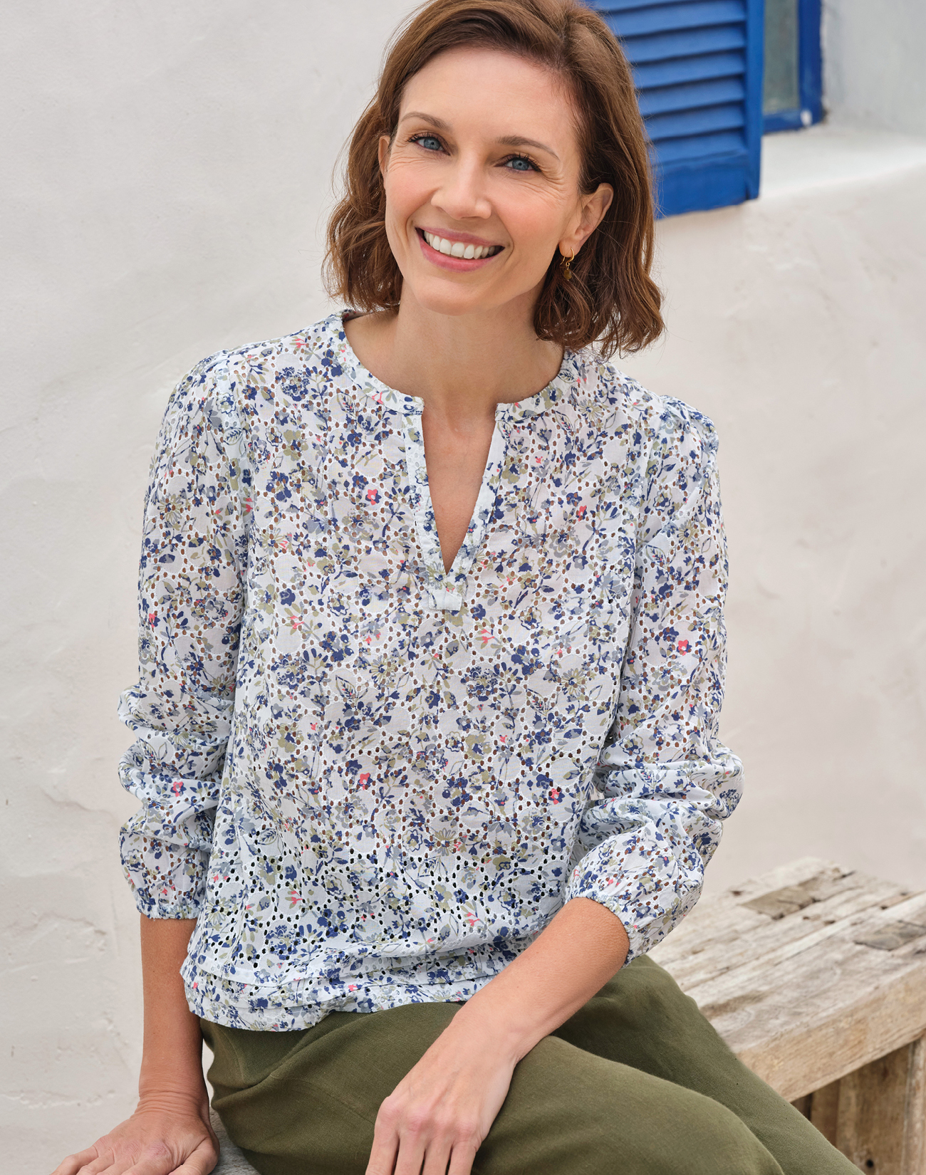 Bedrucktes Broderie-Top mit Keilausschnitt